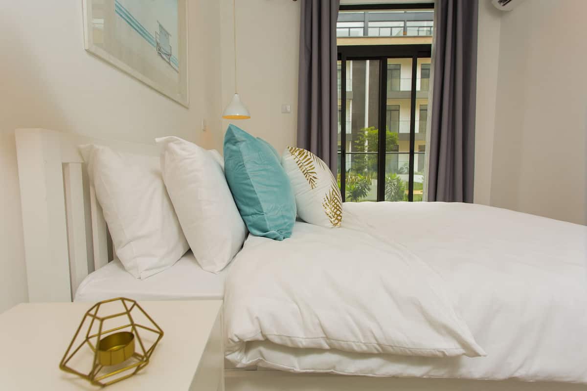 Sängtillbehör av högsta kvalitet och värdeförvaringsskåp på rummet