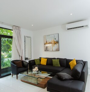 Leilighet – deluxe, 1 soverom, balkong | Oppholdsområde | TV