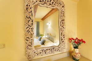 1 quarto, individualmente mobiliados, escrivaninha, cortinas blackout