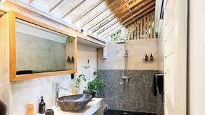 Shower, bidet, towels, soap - Chill in the Rustic Tropical Getaway 8BR Seminyak (Badung)