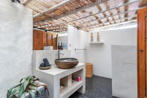 Shower, bidet, towels, soap