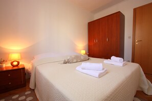 3 bedrooms, desk, iron/ironing board, free WiFi