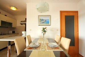 Appartement, 3 chambres, vue mer | Restauration dans la chambre