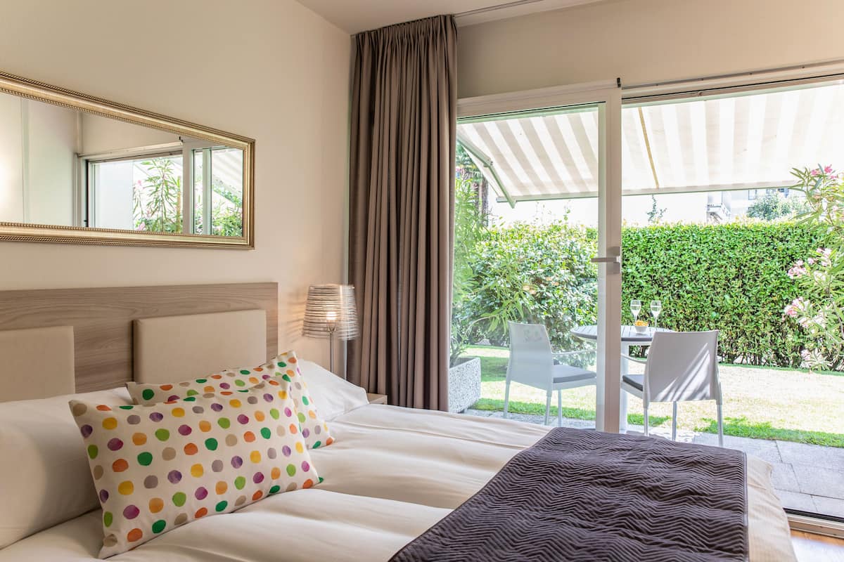 Chambre double, 1 grand lit, non-fumeur, vue sur le jardin | Coffre-fort, bureau, rideaux d’obscurcissement, système d’insonorisation