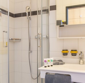 Free toiletries, hair dryer, towels - Smart-HOTEL MINUSIO, a Swiss Quality Hotel (Minusio)