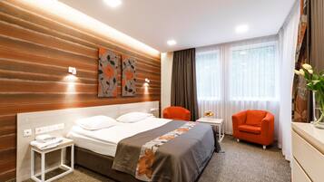 Comfort tweepersoonskamer | Een kluis op de kamer, een strijkplank/strijkijzer, beddengoed