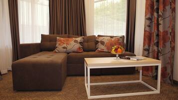 Suite, dapur kecil | Brankas, setrika/meja setrika, dan seprai linen