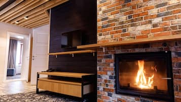 Family Suite, Fireplace | In-room safe, iron/ironing board, bed sheets