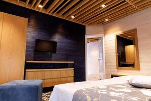 Family Suite, Fireplace | In-room safe, iron/ironing board, bed sheets - Voevodyno Resort (Turia Pasika)