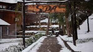 A wooden sign with "SPA" written on it, indicating a spa facility. - Voevodyno Resort (Turia Pasika)