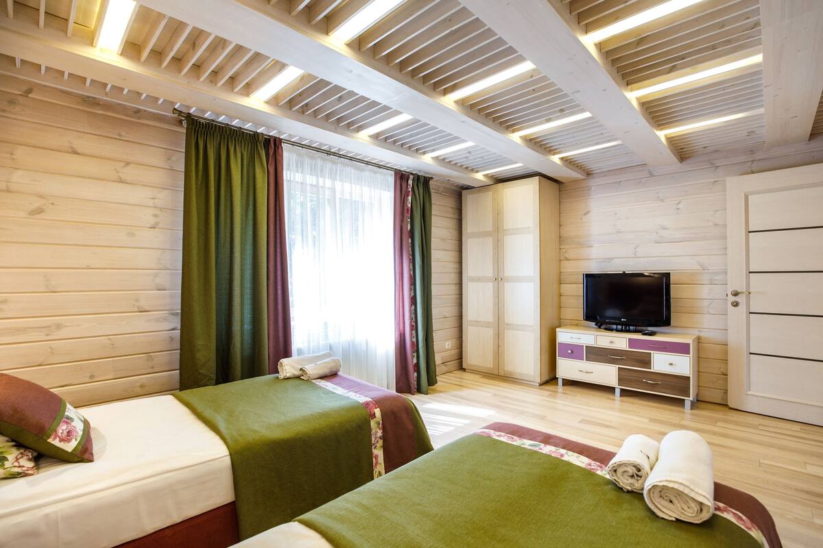 Habitación familiar, chimenea | Caja fuerte, tabla de planchar con plancha, ropa de cama