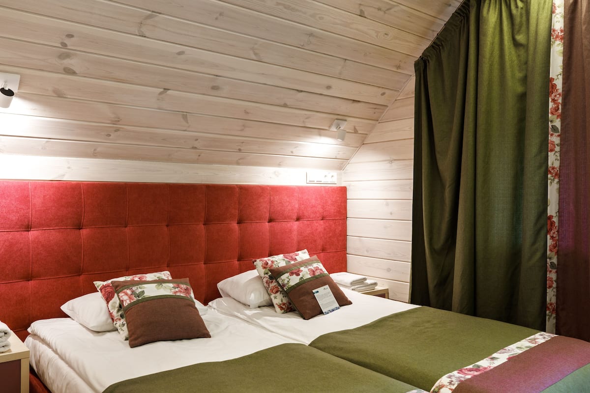 Habitación familiar | Caja fuerte, tabla de planchar con plancha, ropa de cama