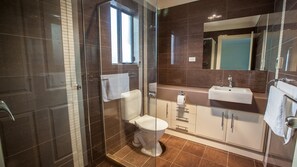 Bathtub, hair dryer, towels, toilet paper - Stately Moorings - Luxury Large home with amazing views (Wallaroo)