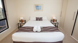 6 bedrooms, iron/ironing board, free WiFi, bed sheets - Stately Moorings - Luxury Large home with amazing views (Wallaroo)