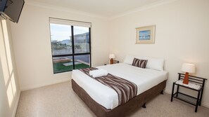 6 bedrooms, iron/ironing board, free WiFi, bed sheets - Stately Moorings - Luxury Large home with amazing views (Wallaroo)