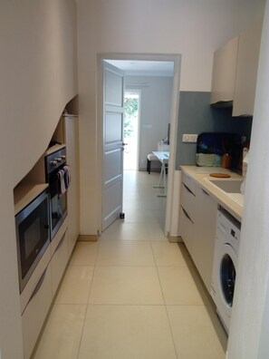 Een koelkast, een microgolfoven, een oven, een kookplaat