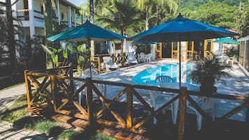 Piscine extérieure, parasols de plage, chaises longues