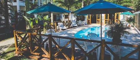 Piscine extérieure, parasols de plage, chaises longues