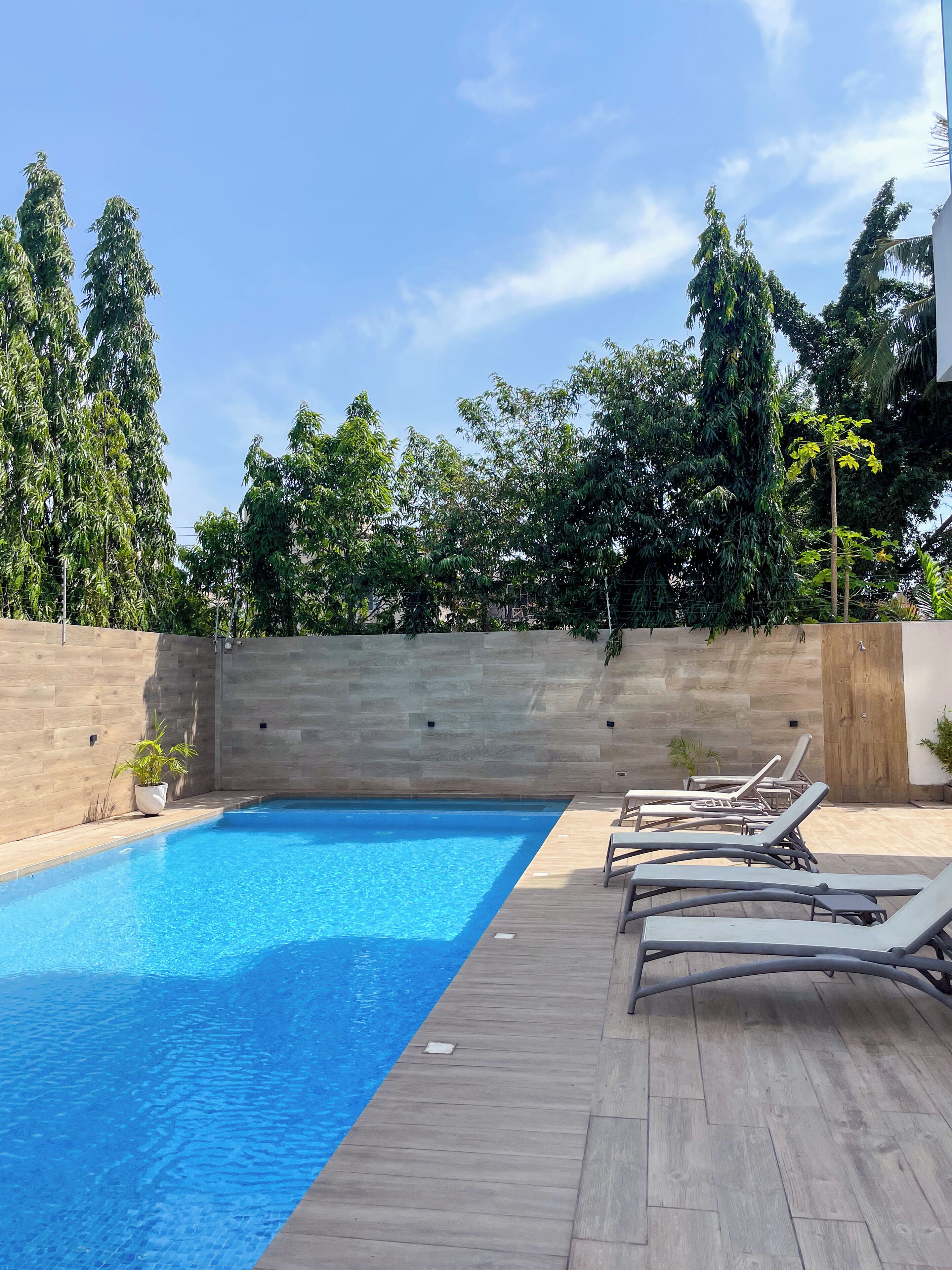 Una piscina al aire libre