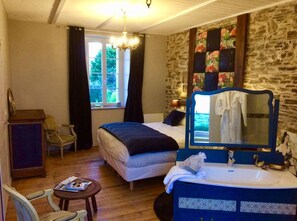 Comfort Double Room (La XV) | Premium bedding, Select Comfort beds, individually decorated - Les Chambres du Mad (Henvic)