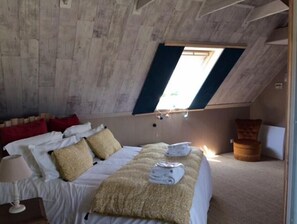 Classic Double Room (La Cabane) | Premium bedding, Select Comfort beds, individually decorated - Les Chambres du Mad (Henvic)