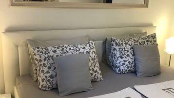 Comfort Apartment | Hypo-allergenic bedding, desk, blackout drapes, soundproofing