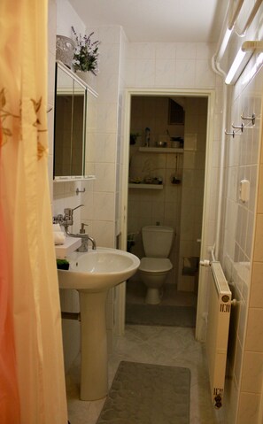 Apartamento Confort | Baño | Ducha, artículos de higiene personal gratuitos y secador de pelo