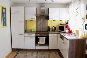 Comfort-Apartment | Eigene Küche | Großer Kühlschrank, Mikrowelle, Herdplatte, Geschirrspüler