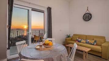 Gallery Apartment, 2 Bedrooms, Sea View (Superior_Zuti) | Living room | 82-cm flat-screen TV with satellite channels, Smart TV