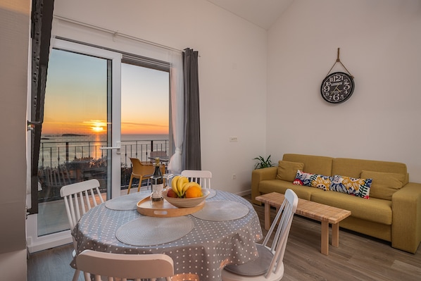 Lägenhet Gallery - 2 sovrum - havsutsikt (Superior_Zuti) | Vardagsrum | 82-centimeters platt-tv med satellitkanaler och smart-tv