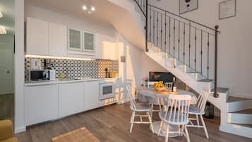 Gallery Apartment, 2 Bedrooms, Sea View (Superior_Zuti) | Private kitchen | Fridge, microwave, oven, stovetop