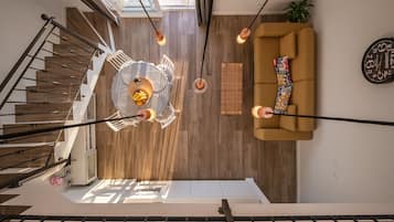 Gallery Apartment, 2 Bedrooms, Sea View (Superior_Zuti) | Living area | 82-cm flat-screen TV with satellite channels, Smart TV