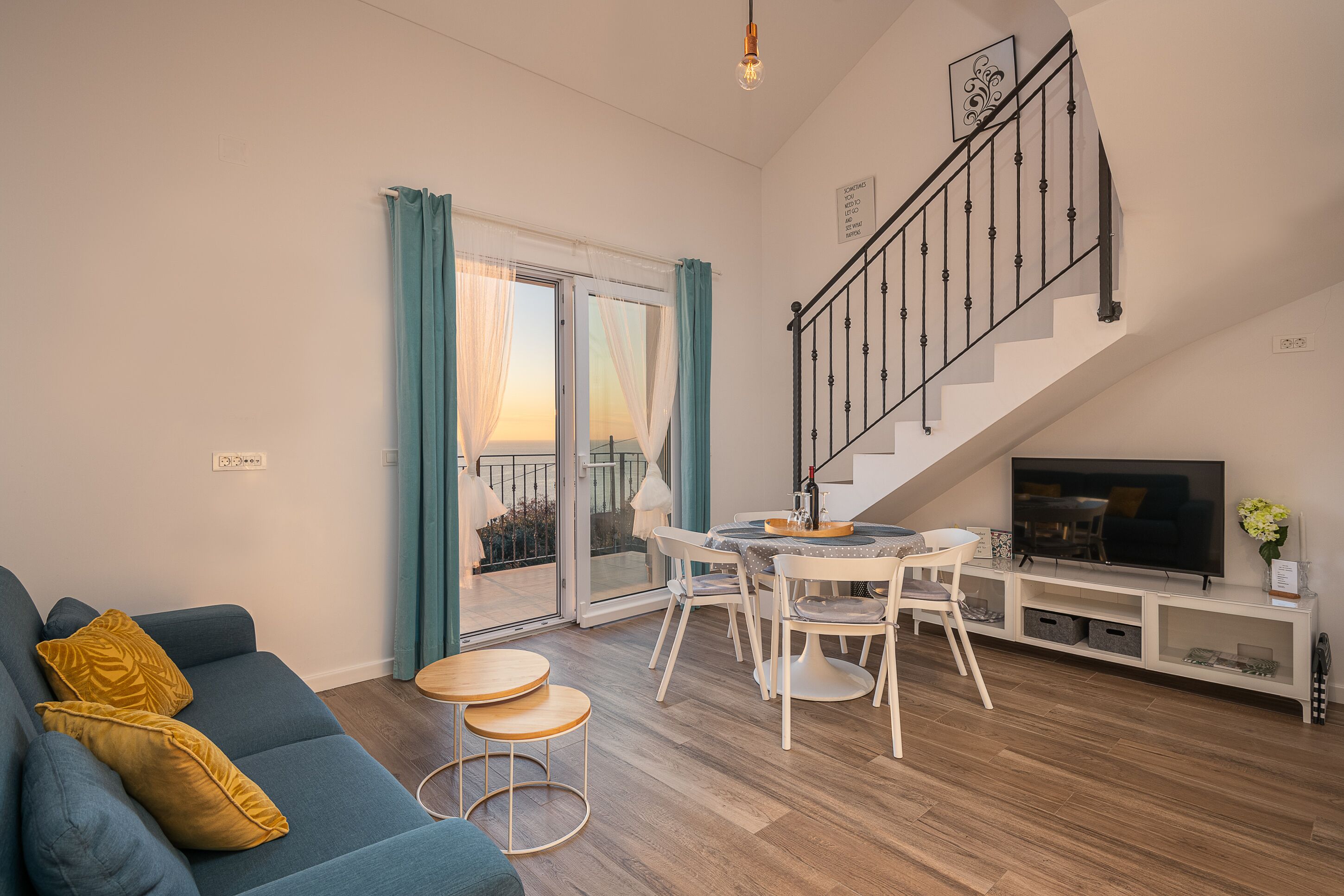 Departamento Gallery, 2 habitaciones, vista al mar (Comfort_Plavi) | Área de sala de estar | Televisión de pantalla plana de 82 cm con canales vía satélite 