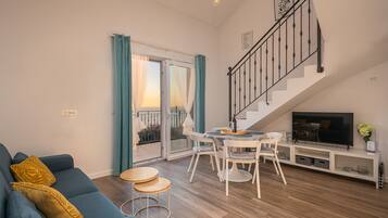 Apartemen Galeri, 2 kamar tidur, pemandangan laut (Comfort_Plavi) | Area keluarga | Televisi layar datar 82-cm dengan saluran TV satelit dan Smart TV