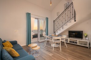 Departamento Gallery, 2 habitaciones, vista al mar (Comfort_Plavi) | Área de sala de estar | Televisión de pantalla plana de 82 cm con canales vía satélite