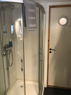 Cabin | Bathroom | Shower, hair dryer, towels - Lillstugan (Karlstad)