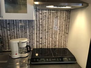 Full-size fridge, microwave, stovetop, coffee/tea maker - Lillstugan (Karlstad)