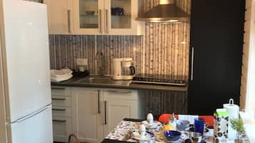 Cabaña | Cocina privada | Refrigerador con congelador, microondas y parrilla de estufa