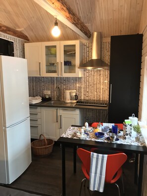 Cabin | Private kitchen | Full-size fridge, microwave, stovetop, coffee/tea maker - Lillstugan (Karlstad)