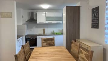 Refrigerador, microondas, horno y utensilios de cocina