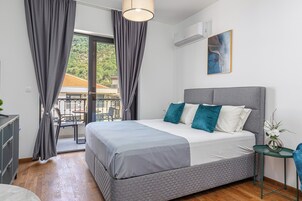 Estúdio superluxo, 1 cama Queen, vista para a piscina (A1) | Cofres nos quartos, cortinas blackout, quartos à prova de som