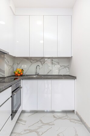 Frigorífic gran, forn, placa de cuina i rentaplats 