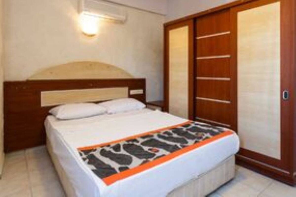 Ein Schlafzimmer mit einem Bett, einem Kleiderschrank und einer Wand-Klimaanlage.