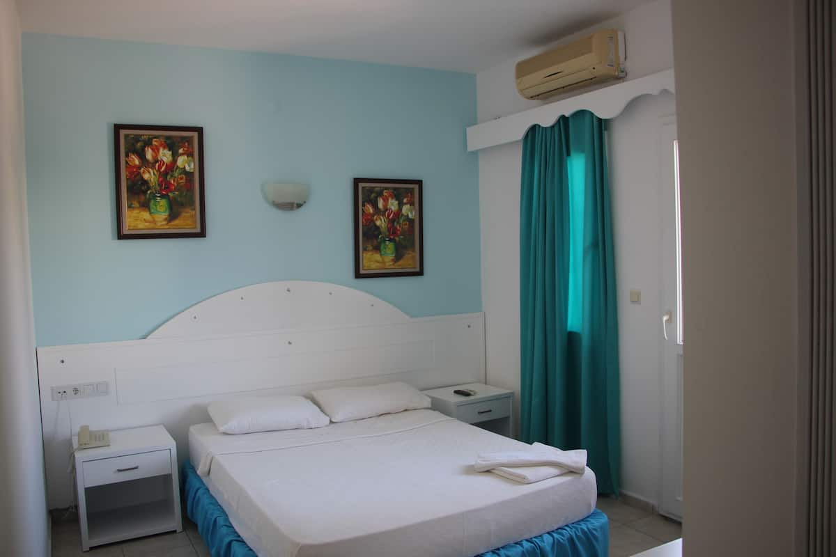 1 bedroom, bed sheets