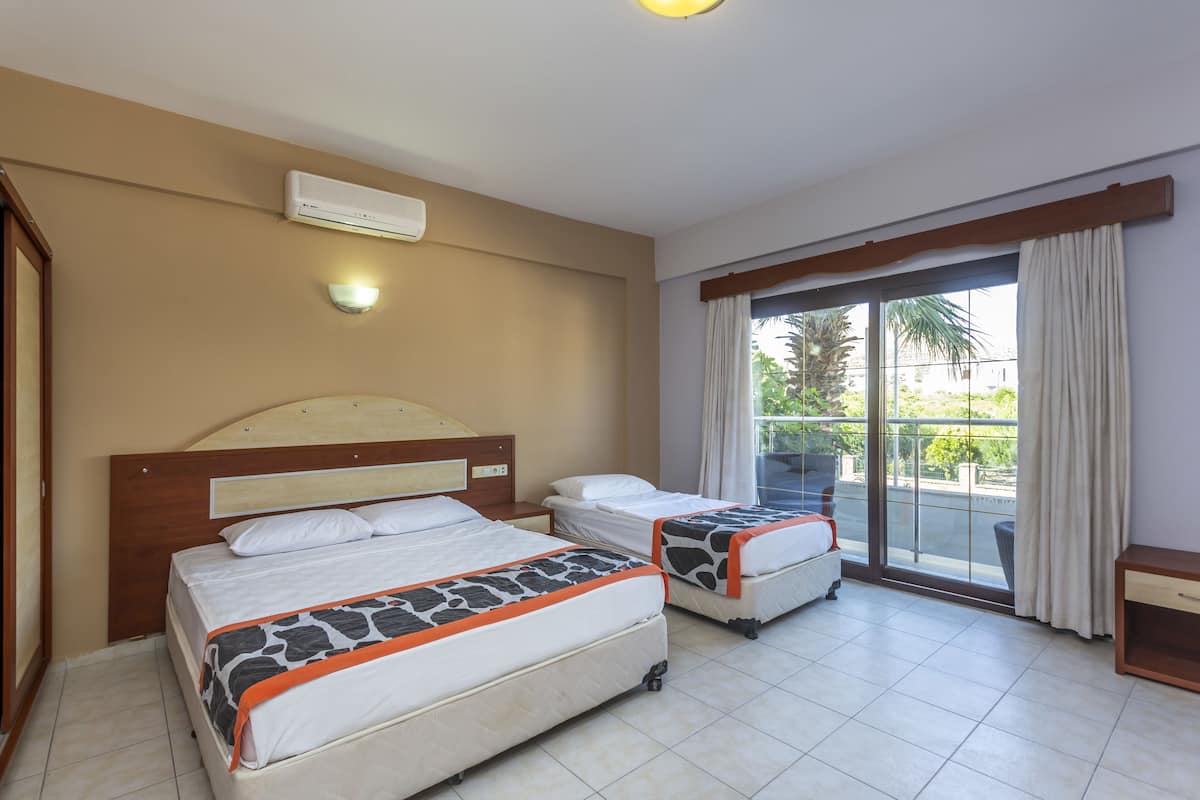 1 bedroom, bed sheets