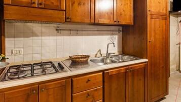 Een koelkast, een kookplaat, een koffiezetapparaat/waterkoker