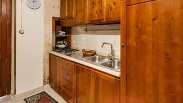 Fridge, stovetop, coffee/tea maker