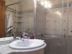 Een haardroger, handdoeken