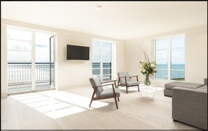 تلفزيون بشاشة مسطحة بحجم 40-بوصة يعرض قنوات تلفزيونية رقمية، تلفزيون