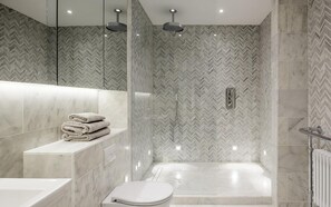 أحواض استحمام وحجيرات دش منفصلة، حوض استحمام عميق، دُش غزير، مجففات شعر